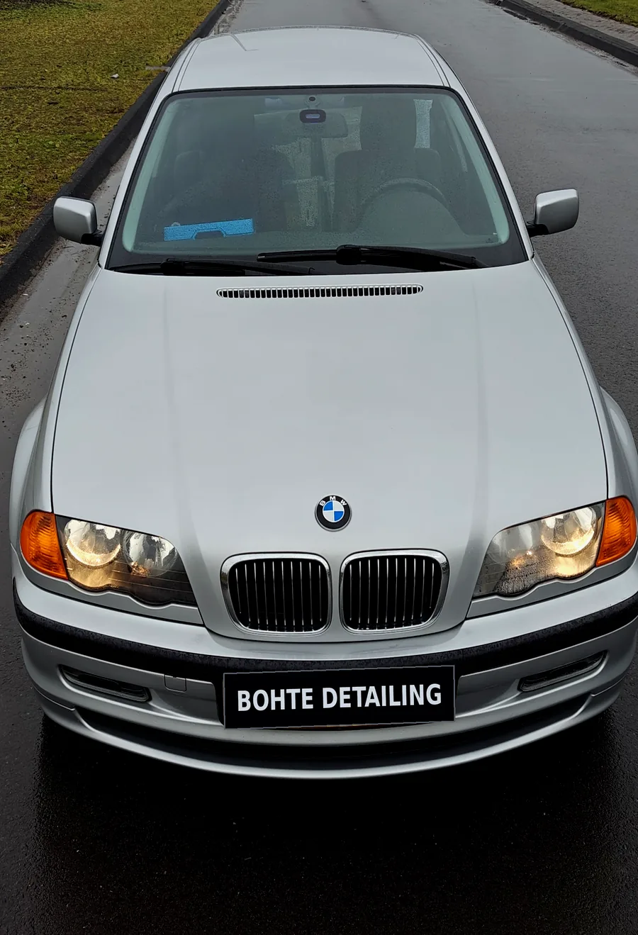 Zilvergrijze BMW 3-serie, vooraanzicht, na een volledige behandeling
